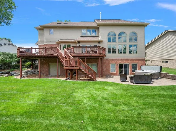 4417 Island View Dr, Waterford, MI 48328