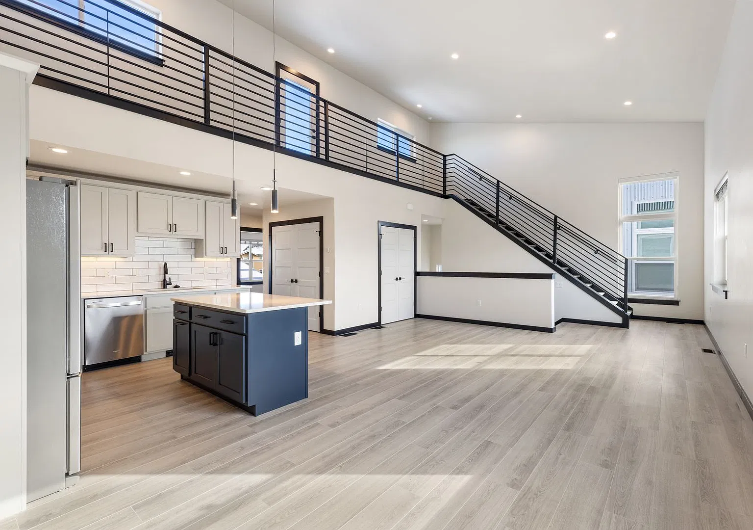 New luxury condo. Huge terrace with mountain views. Central location. — Photo 1