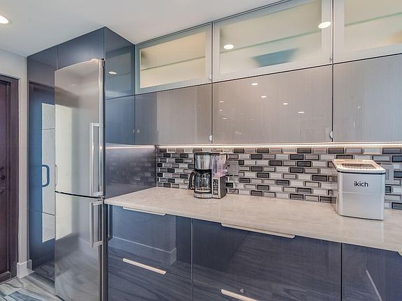 5th image of 440 Seaview Ct APT 1706