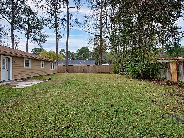 823 Meadow Ln — Photo 21
