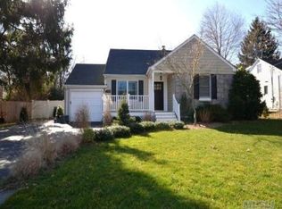 15 Mohawk St, Centerport, NY 11721