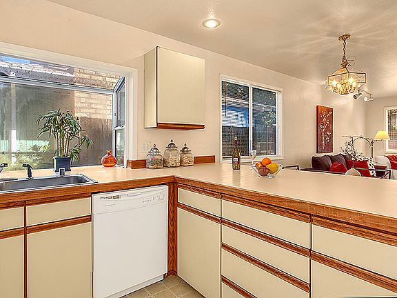 2nd image of 14036 Courtland Pl N