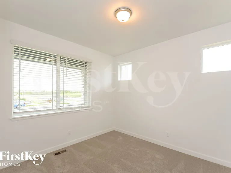 496 Kansas Ave — Photo 12