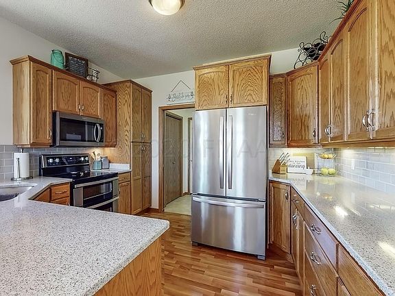 4th image of 600 Hampton Dr E