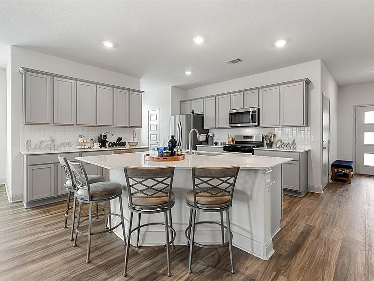 16401 Coratina Dr — Photo 3