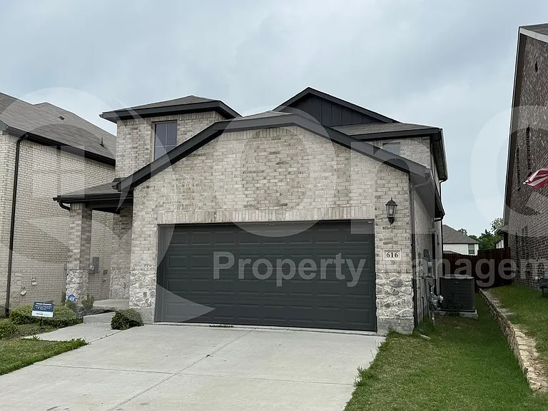 616 McKenna Dr — Photo 2