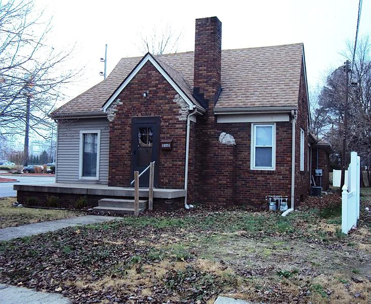 1561 Henning Ave photo 1