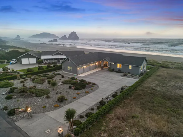 445 Shoreline Dr, Smith River, CA 95567