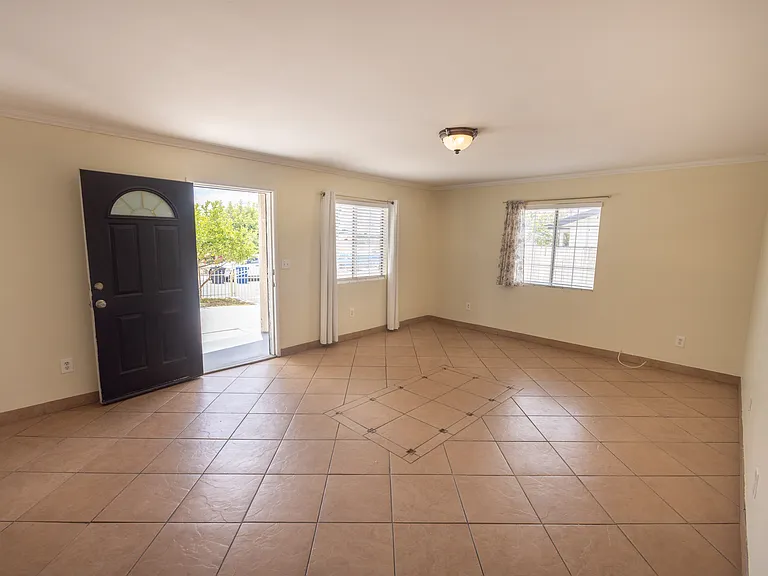 429 S Ferris Ave — Photo 4
