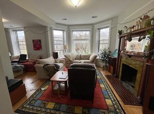 717 W Roscoe St APT 2, Chicago, IL 60657