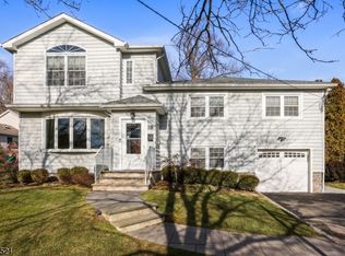 18 Hawthorne Dr, Livingston, NJ 07039