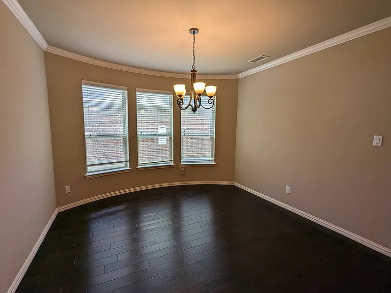 591 Deverson Dr — Photo 7