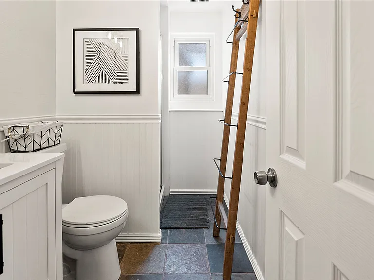 144 Franklyn Ave — Photo 22