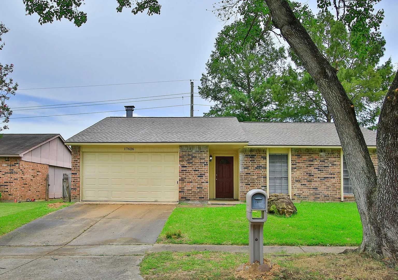 Perfect Size Single-Family Home in Hockley! — Photo 1
