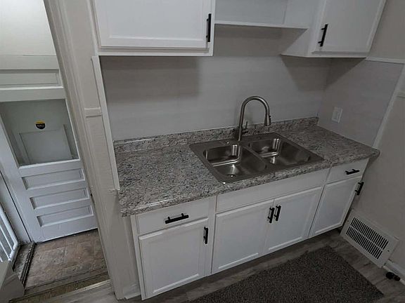 3rd image of 18974 Westmoreland Rd