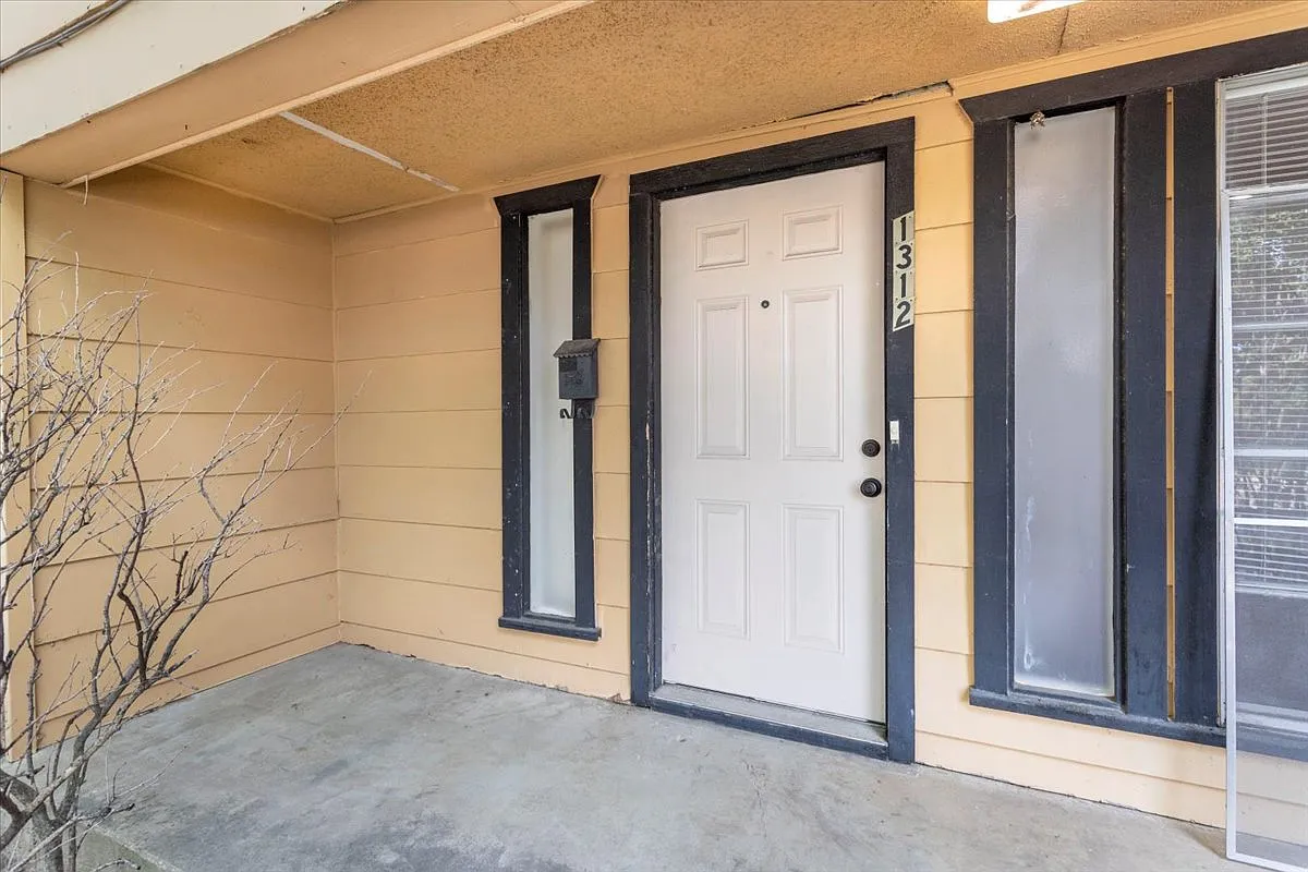 1312 N Travis Street - 1 — Photo 3