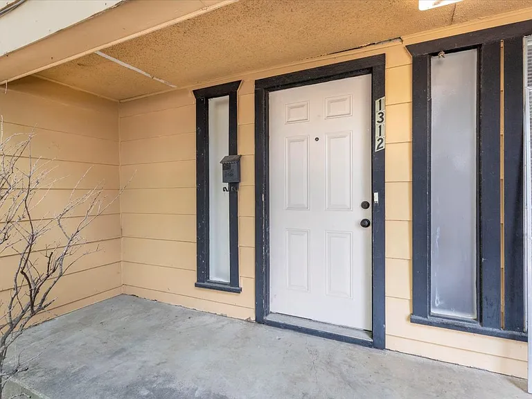 1312 N Travis St — Photo 3