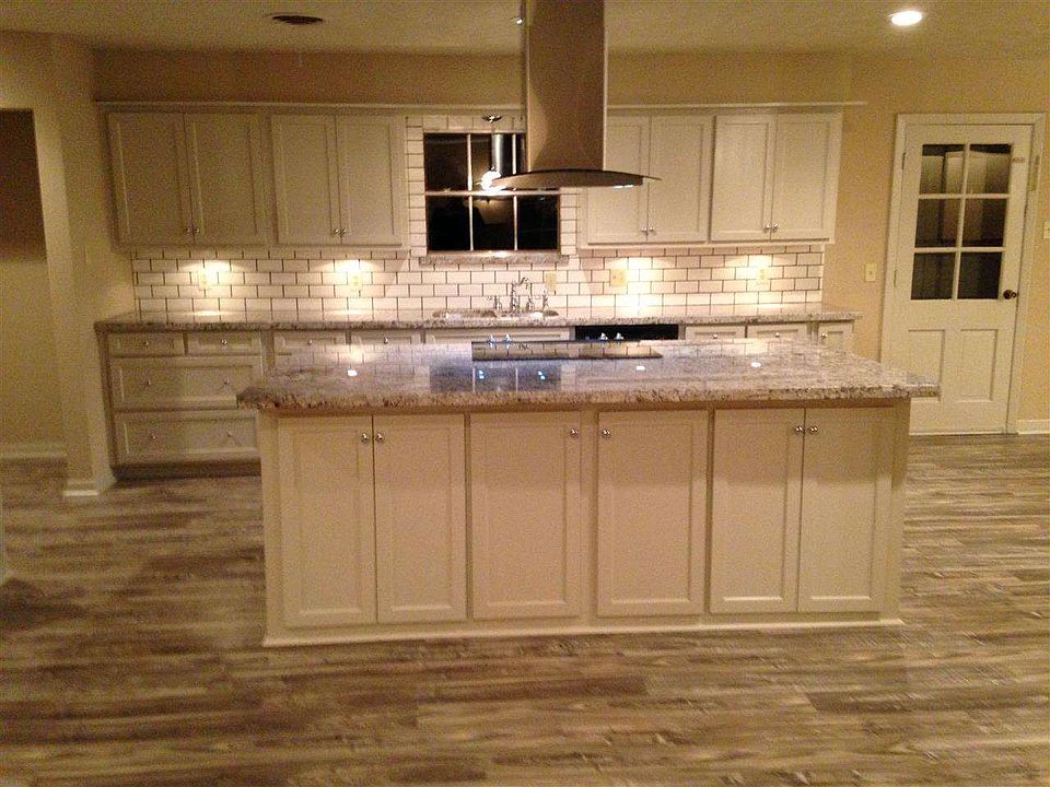 1st image of 970 Larkspur Ln