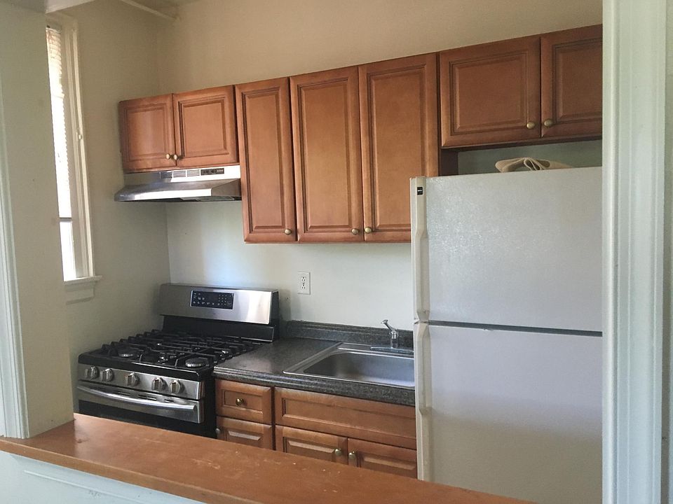 2nd image of 5004 Pine St