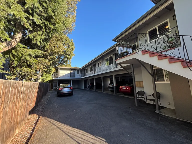 523 Poplar Ave #7 — Photo 4