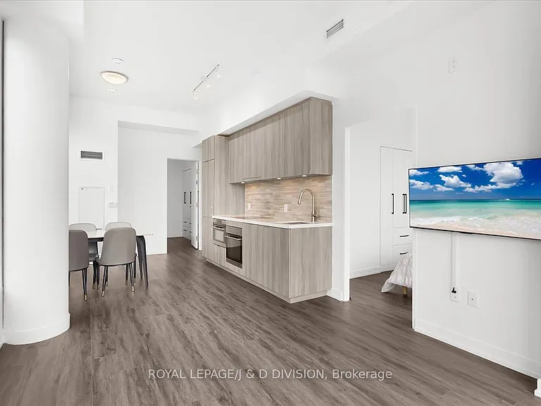 158 Front St E #1018 — Photo 7