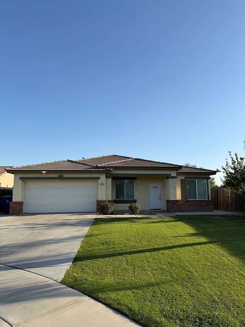 Spacious SW Bakersfield Home with Tesla Solar — Photo 1