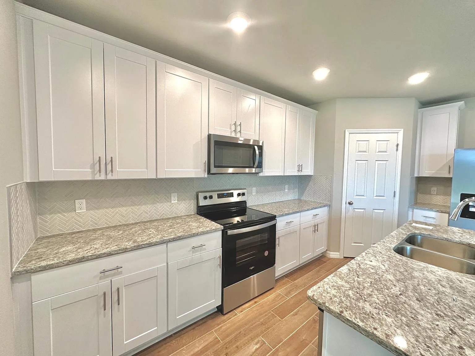 4 bed, 2.5 bath, 2328 sqft, $2,400 — Photo 2