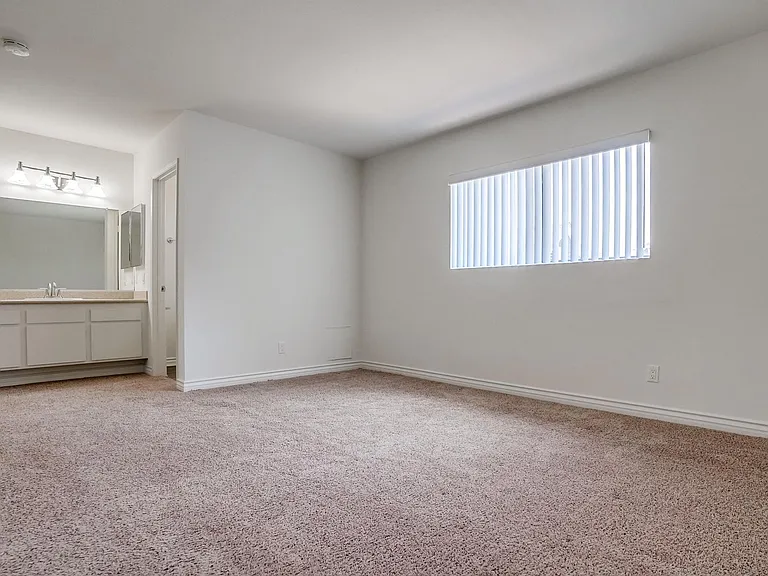 520 W. Wilson — Photo 13