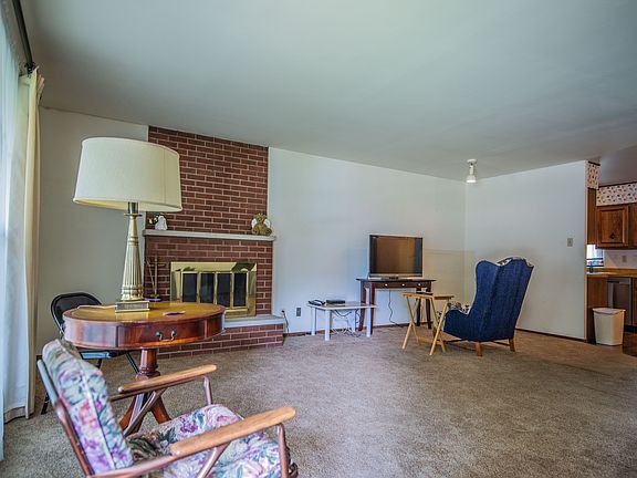 3rd image of 3405 Roseway Dr
