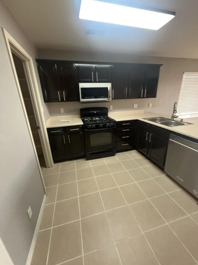 3 Bedroom, 2.5 Bathroom Home! Schedule a Showing! — Photo 3