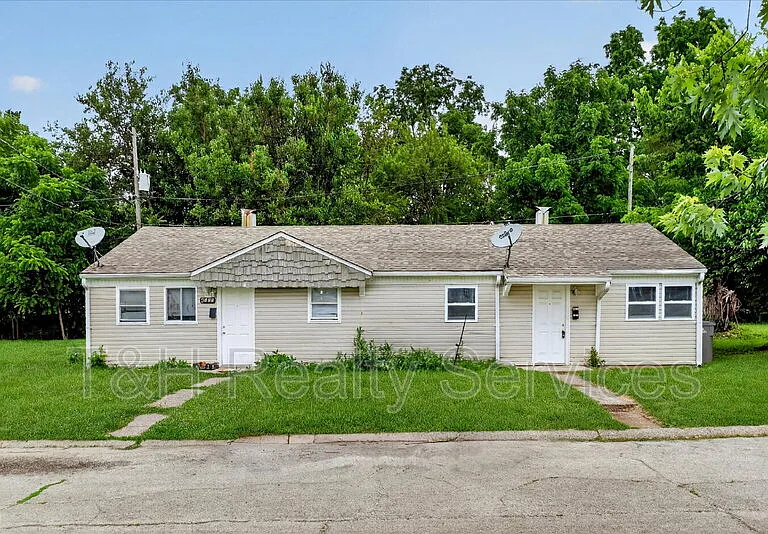 4924 Farrington Ave — Photo 1