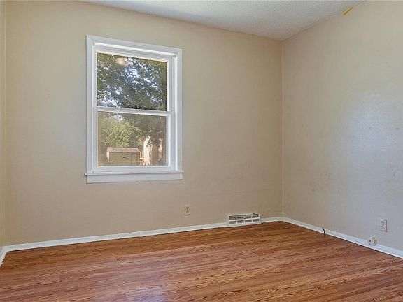5th image of 58 Green Acres St