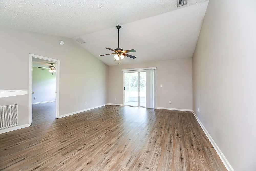3 bed, 2.0 bath, 1351 sqft, $2,130 — Photo 4