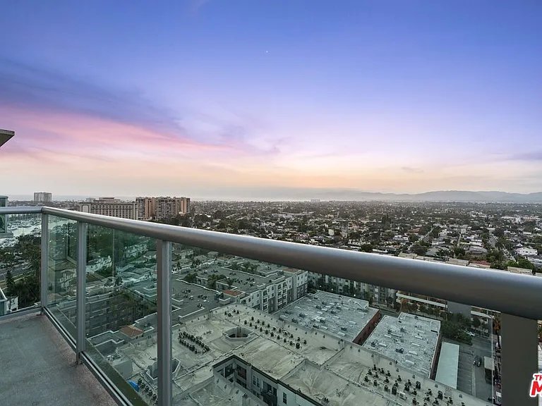 13700 Marina Pointe Dr #1915 — Photo 12