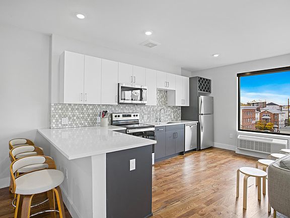 3rd image of 258 Orange St #425