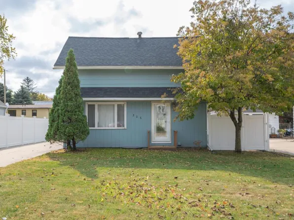 306 1st St E, Stewartville, MN 55976