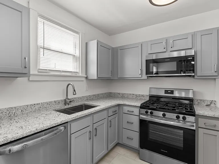1129 Wisconsin Ave — Photo 2
