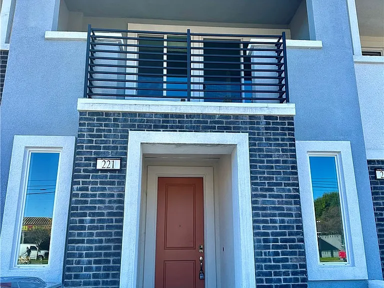 221 N Vincent Ave — Photo 2