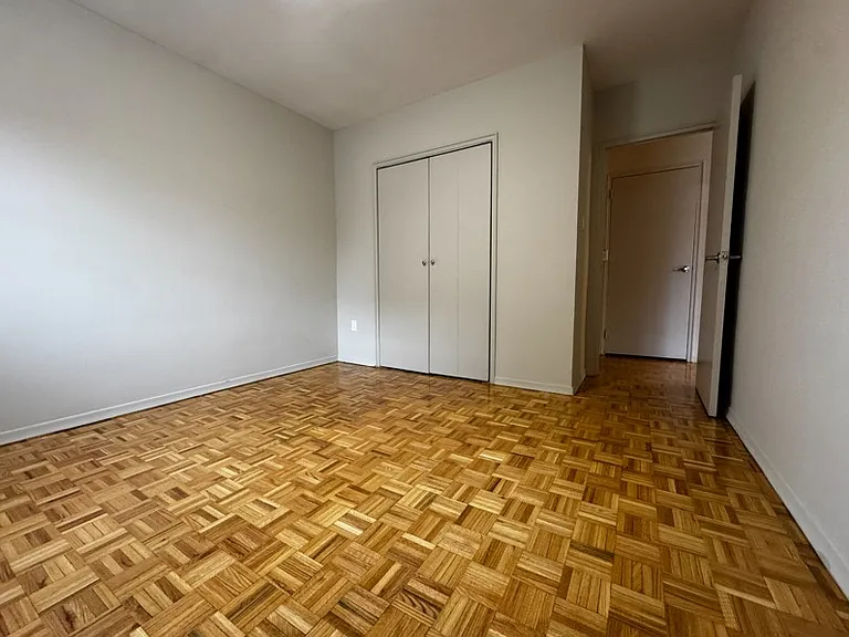 1051 Seneca Ave — Photo 15