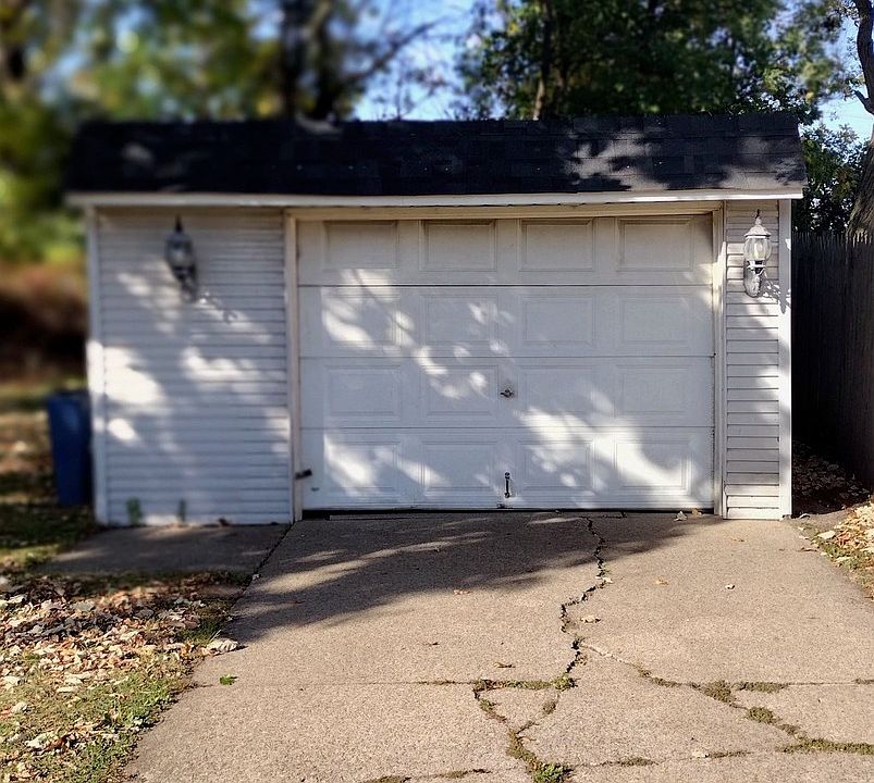2nd image of 822 W 14th St