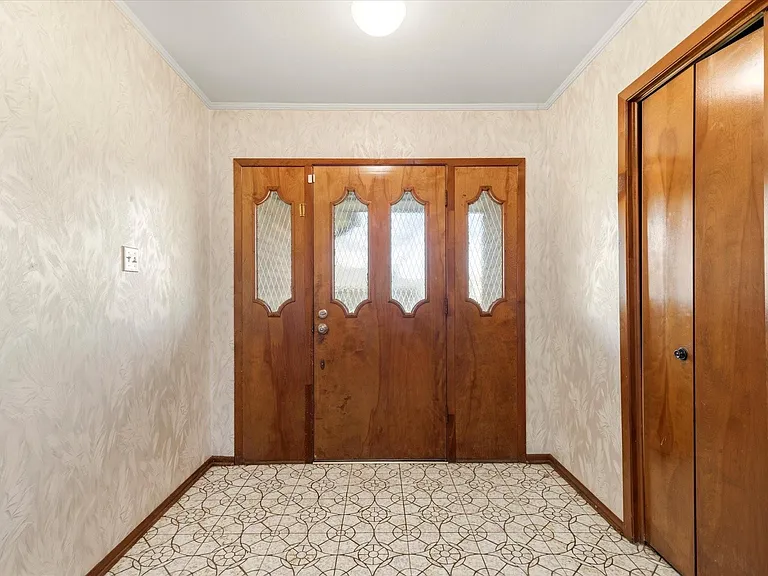 1905 Alamo Dr — Photo 2