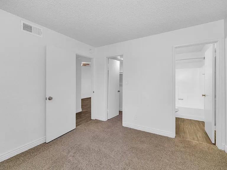 Urban Walk Apartments — Photo 23
