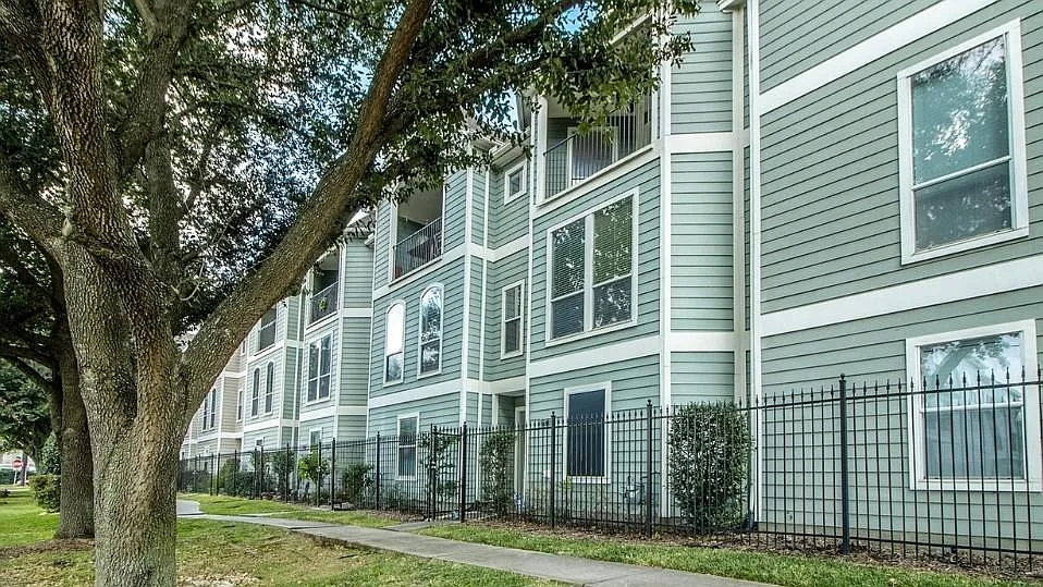 2 bed, 2.0 bath, 2025 sqft, $2,500 — Photo 1