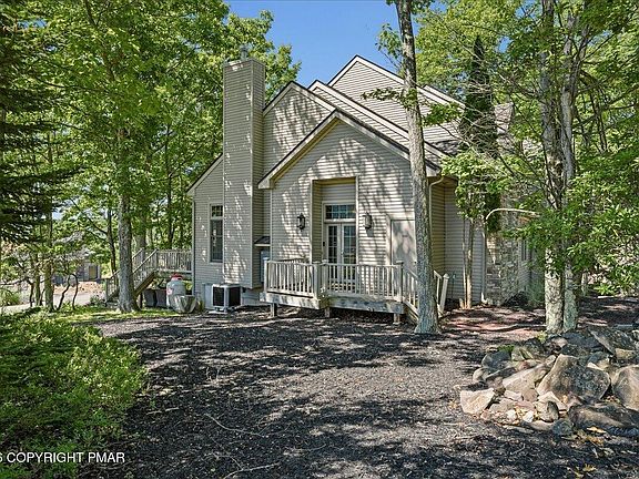 3rd image of 40 Summit Wind Dr