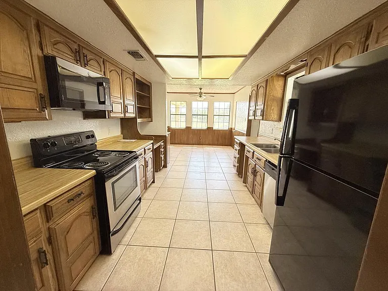 2315 E Highway 190 — Photo 14