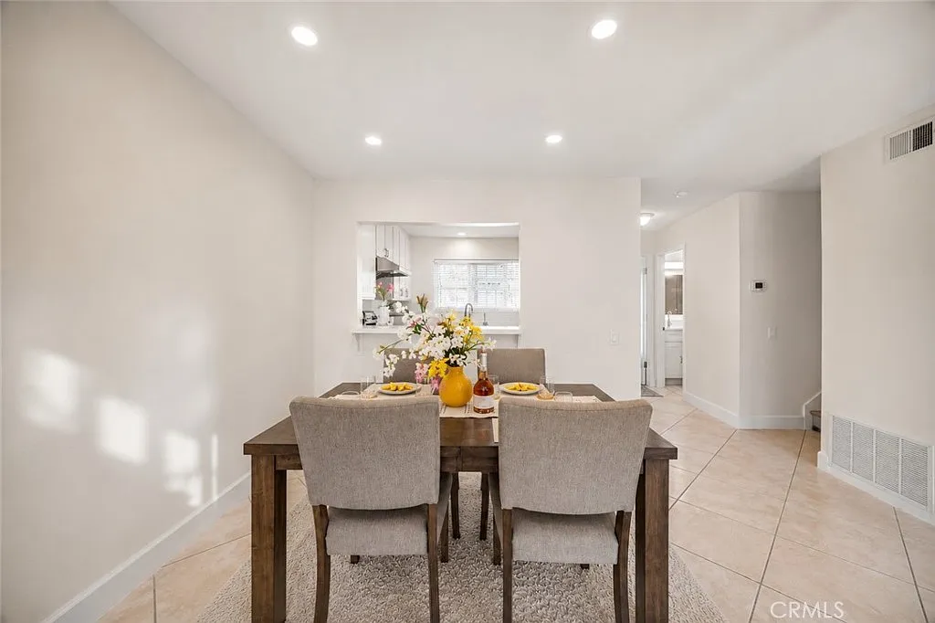 3 bed, 1.5 bath, 1260 sqft, $4,250 — Photo 3