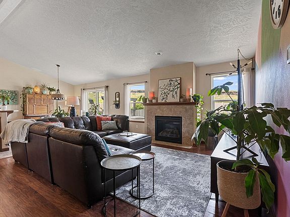 5th image of 1001 Golden Hills Dr