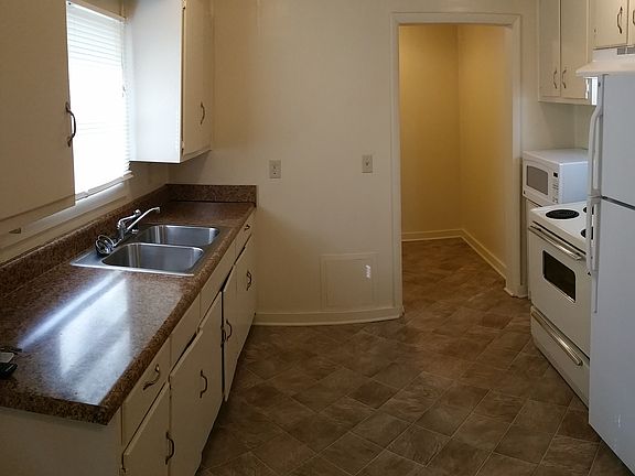 2nd image of 905 Ewing Blvd #B