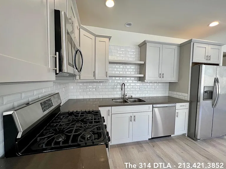 314 W 6th St #305 — Photo 8