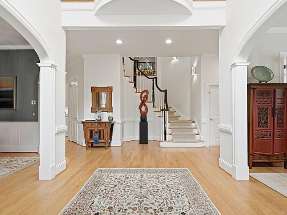 4th image of 300 Lake Manor Rd